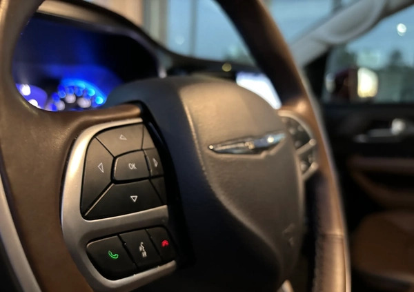 Chrysler Pacifica cena 114999 przebieg: 236900, rok produkcji 2017 z Warszawa małe 704